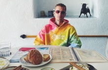 Ο τραγουδιστής Τζάστιν Μπίμπερ σε ταβερνάκι της Μήλου 