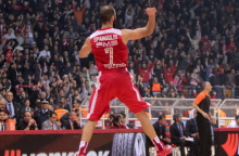 Ο Βασίλης Σπανούλης με τη φανέλα του Ολυμπιακού