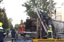 Απορριμματοφόρο στις φλόγες μετά από σύγκρουση με ταξί