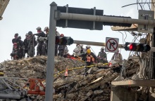 Συνεχίζονται οι έρευνες για τον εντοπισμό επιζώντων στα συντρίμμια της πολυκατοικίας στη Φλόριντα