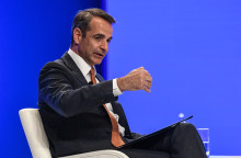 ΣΥΖΗΤΗΣΗ ΤΟΥ ΠΡΩΘΥΠΟΥΡΓΟΥ ΚΥΡ. ΜΗΤΣΟΤΑΚΗ ΜΕ ΤΟΝ CEO ΤΗΣ PFIZER ΑΛ. ΜΠΟΥΡΛΑ ΚΑΙ ΤΟΝ ΠΡΟΕΔΡΟ ΤΟΥ ΣΕΒ ΔΗΜ. ΠΑΠΑΛΕΞΟΠΟΥΛΟ ΣΤΟ ΠΛΑΙΣΙΟ ΤΗΣ ΕΤΗΣΙΑΣ Γ.Σ. ΤΟΥ ΣΕΒ