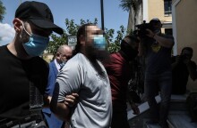 Ο 37χρονος καθαιρεθείς ιερέας μετά τη μεταφορά του στον εισαγγελέα