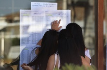 Πανελλήνιες: Στιγμιότυπο από την ανακοίνωση των αποτελεσμάτων στα σχολεία