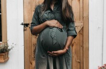 Μία έγκυος γυναίκα που κρατάει την κοιλιά της © Unsplash/Camylla Battani