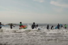 The Freedom to be: Η νέα web series σειρά που θέλει να αναδείξει την μαύρη κουλτούρα της Νέας Υόρκης, καταπιάνεται με την κοινότητα των σέρφερς στην περιοχή του Ρόκαγουει