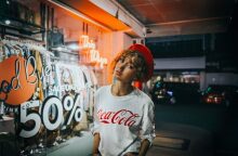 Γυναίκα με μπερέ έξω από κατάστημα ρούχων