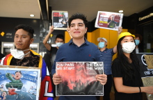 Φοιτητές και ο ακτιβιστής του Πανεπιστημίου του Κουίνσλαντ Drew Pavlou σε διαμαρτυρία υπέρ του Χονγκ Κονγκ, έξω από το κινεζικό προξενείο στο Μπρίσμπεϊν της Αυστραλίας