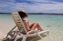 4 βιβλία που αποτελούν την καλύτερη συντροφιά για την παραλία 