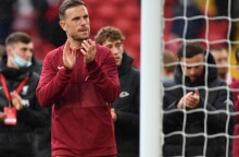 O Tζόρνταν Χέντερσον χειροκροτάει © EPA/Paul Ellis