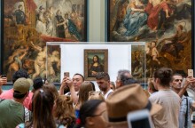 Φωτογραφία από το Λούβρο-Επισκέπτες θαυμάζουν τη Μόνα Λίσα © Unsplash/rumman amin