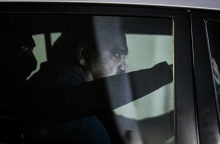 Ο Χρήστος Παππάς κατά την μεταγωγή του στο Εφετείο