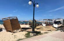 Ανεμοστρόβιλος έπληξε την Κυριακή την παραλία των Νέων Μουδανιών στη Χαλκιδική, προκαλώντας υλικές ζημιές, ενώ 2 άτομα τραυματίστηκαν.