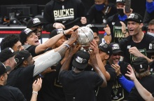 Οι Μιλγουόκι Μπακς του Γιάννη Αντετοκούνμπο προκρίθηκαν στους τελικούς NBA κατακτώντας το πρωτάθλημα της Ανατολικής Περιφέρειας.