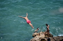 Σοβαρά τραυματίστηκε στον αυχένα ένας 16χρονος στα Χανιά της Κρήτης, έπειτα από βουτιά – Κρίθηκε απαραίτητη η άμεση μεταφορά του στο Ηράκλειο.