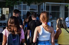 Μαθητές έξω από εξεταστικό κέντρο © Eurokinissi / ΓΙΑΝΝΗΣ ΣΠΥΡΟΥΝΗΣ
