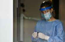 Υγειονομικός του ΕΟΔΥ με rapid test για κορωνοϊό 