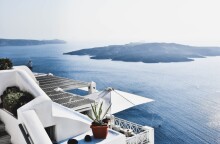 Ξενοσοχείο σε ελληνικό νησί με θέα τη θάλασσα © Unsplash/artiomvallat