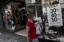 Στιγμιότυπο από τα ψώνια των καταναλωτών στις καλοκαιρινές εκπτώσεις εν μέσω πανδημίας