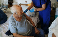 Ο κύριος Νίκος, 93 ετών, είναι ο πρώτος πολίτης στην Ελλάδα που εμβολιάζεται κατ' οίκον για κορωνοϊό