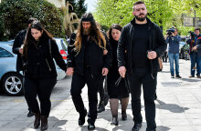 Οι γονείς του Βαγγέλη Γιακουμάκη κατευθύνονται στο δικαστήριο για τη δίκη