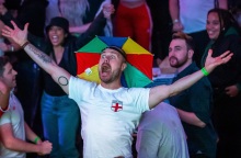 Οπαδός της Εθνικής Αγγλίας πανηγυρίζει την πρόκριση στον τελικό του Euro 2020