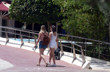 Κοπέλες περπατούν στο Άργος εν μέσω έντονης ηλιοφάνειας (ΦΩΤΟ ΑΡΧΕΙΟΥ) - Ο καιρός σήμερα Πέμπτη (8/7) είχε έντονη ζέστη