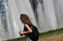 Κοπέλα περνά μπροστά από το συντριβάνι στην Ομόνοια (ΦΩΤΟ ΑΡΧΕΙΟΥ) - Ο ΕΟΔΥ ανακοίνωσε σήμερα Πέμπτη 8 Ιουλίου 2021 τα νέα κρούσματα κορωνοϊού και το τις περιοχές όπου εντοπίστηκαν