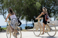 Κοπέλες με ποδήλατα στον Φλοίσβο (ΦΩΤΟ ΑΡΧΕΙΟΥ) - Νέα μέτρα στον Νότιο Τομέα Αθηνών που έγινε «πορτοκαλί» στον υγειονομικό χάρτη