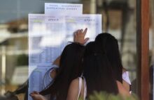 Πανελλήνιες: Στιγμιότυπο από την ανακοίνωση των αποτελεσμάτων στα σχολεία