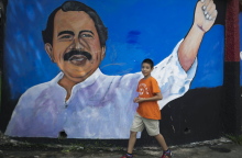 Μανάγκουα, Νικαράγουα: Μπροστά σε ένα γκράφιτι του Ντανιέλ Ορτέγκα