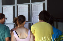 Πανελλήνιες 2021: Υποψήφιοι βλέπουν τις βαθμολογίες που αναρτήθηκαν σήμερα Παρασκευή 9 Ιουλίου 2021 και ξεκινούν να υπολογίζουν τα μόρια