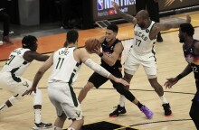 Ο Ντέβιν Μπούκερ ανάμεσα σε παίκτες των Μπακς