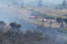 Στον Βαρνάβα η φωτιά έφθασε μια ανάσα από σπίτια - Εικόνες από drone της Πυροσβεστικής