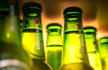 Heineken (ΦΩΤΟ ΑΡΧΕΙΟΥ) - Το νέο της σποτ για τον εμβολιασμό προκάλεσε αντιδράσεις από τους αρνητές των εμβολίων