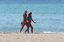 Λουόμενες σε παραλία (ΦΩΤΟ ΑΡΧΕΙΟΥ) - Καλός ο καιρός σήμερα Σάββατο 10 Ιουλίου, σύμφωνα με την πρόγνωση της ΕΜΥ