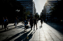 Πολίτες στο Σύνταγμα (ΦΩΤΟ ΑΡΧΕΙΟΥ) - Ο Άκης Σκέρτσος εκτιμά ότι μέχρι τα τέλη καλοκαιριού μπορεί να έχει δημιουργηθεί τείχος ανοσίας 70-75%