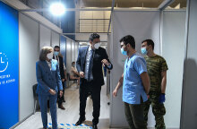 Ο υπουργός Υγείας Βασίλης Κικίλιας στο mega εμβολιαστικό κέντρο «Προμηθέας», μαζί με την Ευρωπαία Επίτροπο Υγείας Στέλλα Κυριακίδου (ΦΩΤΟ ΑΡΧΕΙΟΥ)