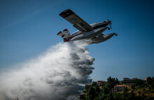 Αεροσκάφος επιχειρεί στη φωτιά στον Βαρνάβα