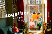 Ζευγάρι σε μπαλκόνι στην πόλη του Παρισιού