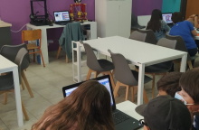 Το πρόγραμμα Coding for Sustainability σκοπεύει στο να αναπτύξει τις ψηφιακές δεξιοτήτες των εκπαιδευτικών από όλη τη χώρα, ώστε να τις εντάξουν στον τρόπο διδασκαλίας τους και να προωθήσουν τη βιωσιμότητα στους μαθητές. 