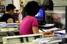 Εργαζόμενη σε Δημόσια Υπηρεσία © EUROKINISSI /ΤΑΤΙΑΝΑ ΜΠΟΛΑΡΗ - Διάλειμμα 15 λεπτών για κάθε δίωρο στον υπολογιστή