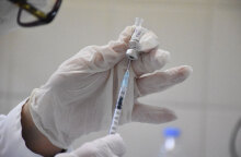 Εμβόλιο για τον κορωνοϊό (ΦΩΤΟ ΑΡΧΕΙΟΥ) - Υποχρεωτικός ο εμβολιασμός για τους εργαζόμενους σε γηροκομεία, όπως ανακοίνωσε ο πρωθυπουργός Κυριάκος Μητσοτάκης, επισημαίνοντας ότι όσοι δεν εμβολιαστούν, μπαίνουν σε αναστολή εργασίας