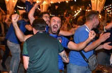 Φίλαθλος της Ιταλίας πανηγυρίζει μετά τη νίκη στο Euro 2020