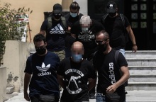 Ηλιούπολη: Ο αστυνομικός, ο οποίος κρατούσε και εξέδιδε την 19χρονη, σύμφωνα με την καταγγελία της