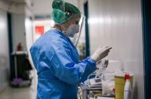 Υγειονομικός με προστατευτική στολή για τον κορωνοϊό