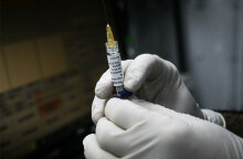 Εμβόλιο για τον κορωνοϊό (ΦΩΤΟ ΑΡΧΕΙΟΥ) - Οι ανεμβολίαστοι εργαζόμενοι σε γηροκομεία και δομές υγείας μπαίνουν σε αναστολή εργασίας, με τον Αντώνη Μανιτάκη να ξεκαθαρίζει ότι η εξέλιξη αυτή προβλέπεται από το Σύνταγμα