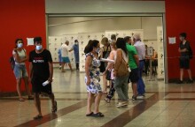 Αθηναίοι περιμένουν στο στσθμό του Μετρό στο Σύνταγμα προκειμένου να κάνουν rapid test © ΑΠΕ / ΟΡΕΣΤΗΣ ΠΑΝΑΓΙΩΤΟΥ