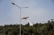 Αεροσκάφος Canadair επιχειρεί στη φωτιά στο Σέιχ Σου στη Θεσσαλονίκη