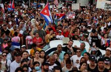 Χιλιάδες Κουβανοί βγήκαν στους δρόμους σε όλη τη χώρα για να διαμαρτυρηθούν για τους περιορισμούς, τον ρυθμό των εμβολιασμών κατά της Covid-19 και την κουβανική κυβέρνηση