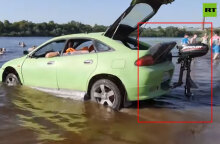 Ρώσος εφευρέτης έκανε αμφίβιο αυτοκίνητο DIY και το έβαλε στη θάλασσα